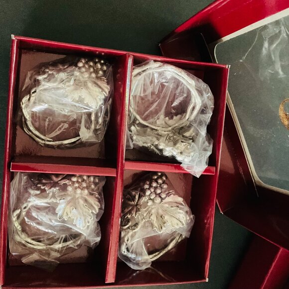 ARTHUR COURT Vintage Set of 4 "Grape" Napkin Rings NIB - Picture 3 of 8